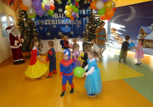 Dzieci tańczą w parach, w rączkach wspólnie trzymają balon.